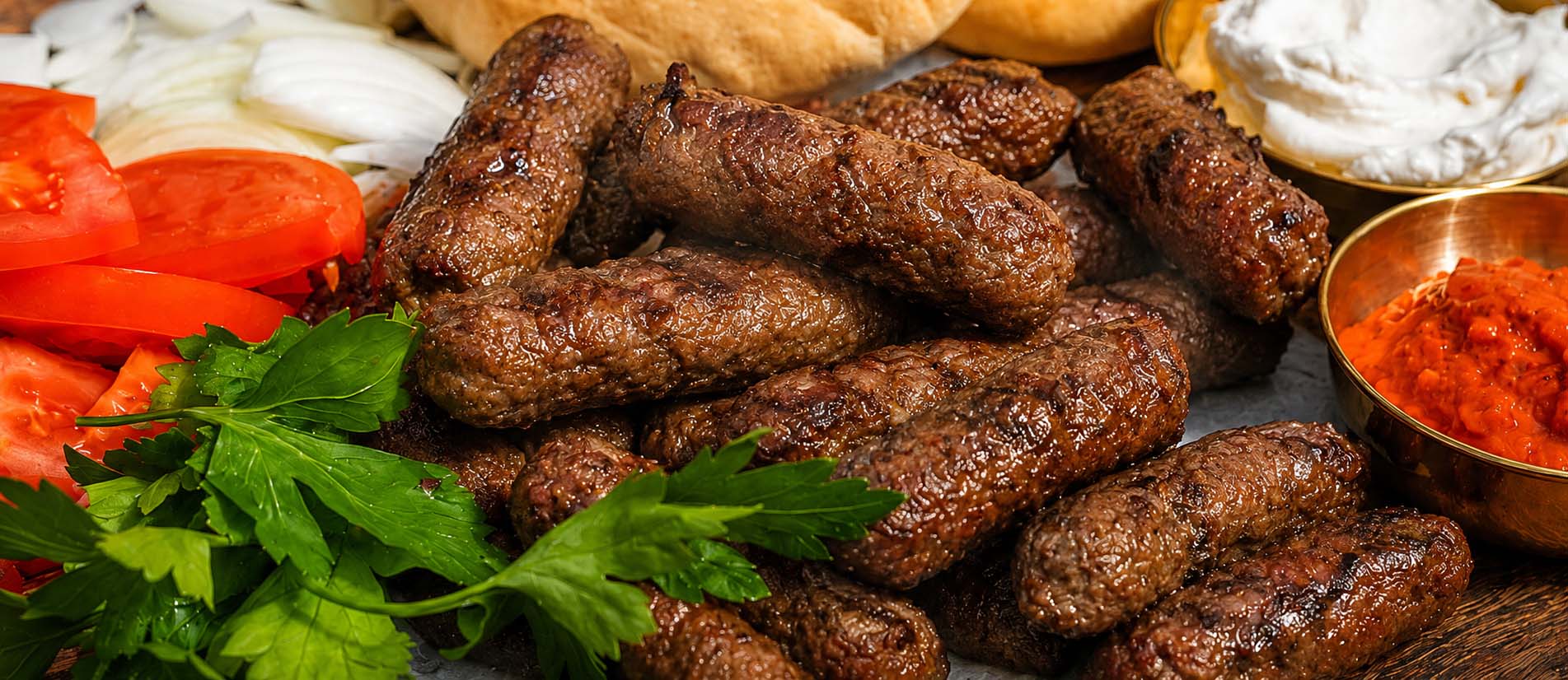 Gegrillte Cevapcici mit Kajmak