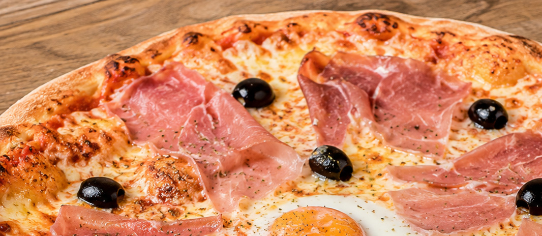 Pizza Sanela mit Prosciutto, Ei und Oliven