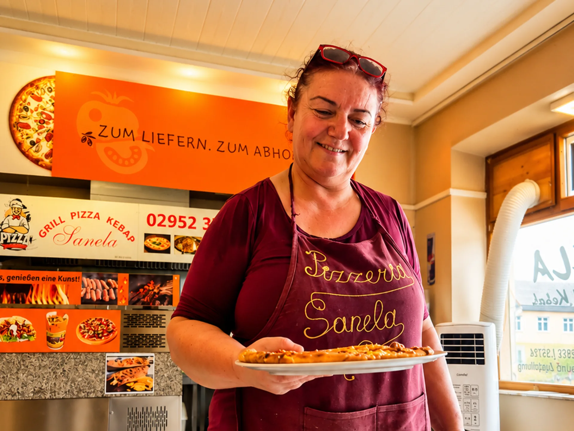 Sanela serviert eine frisch zubereitete Speise im Restaurant