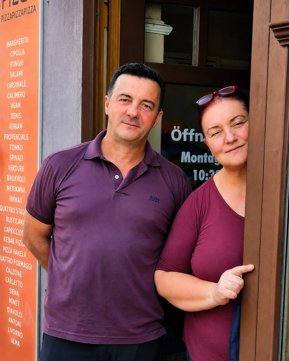Samir und Sanela vor ihrer Pizzeria in Hollabrunn